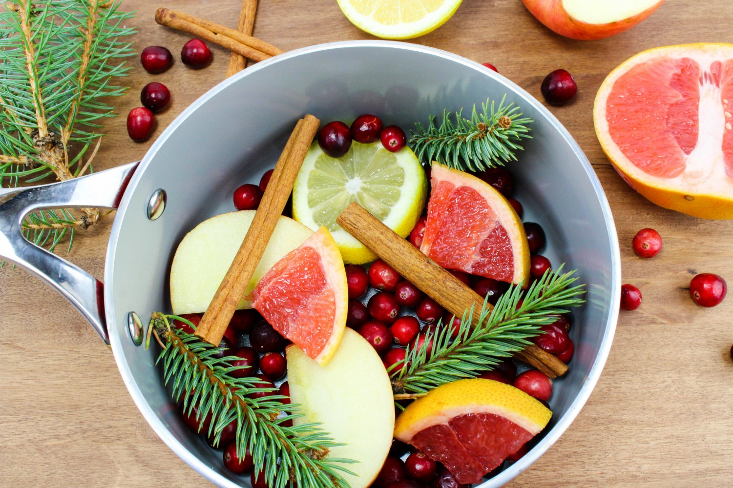 Stovetop Christmas Potpourri, Stovetop Winter Potpourri, This DIY Potpourri is perfect for the Holidays and smells amazing, easy to make Potpourri Recipe, Christmas potpourri stovetop, Christmas potpourri recipe