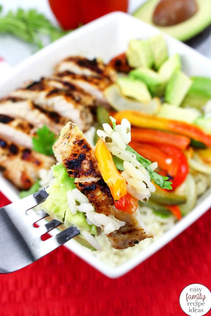 The Best Grilled Chicken Fajita Bowls, easy chicken recipe the whole family loves. Healthy Chicken Fajita Bowls are an easy and delicious chicken dinner idea. And it's an Easy Mexican food that are hearty, full of flavor, and healthy, all while being delicious and kid friendly. 