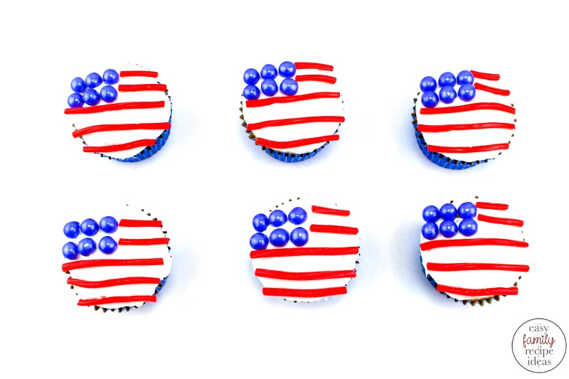 American Flag Cupcakes, Patriotic Cupcakes, Show your patriotic spirit by making red, white, and blue desserts. This American Flag Cupcakes Recipe is easy and fun to make! Perfect cupcakes for Memorial Day, 4th of July, Veteran's Day or a patriotic summer dessert! 