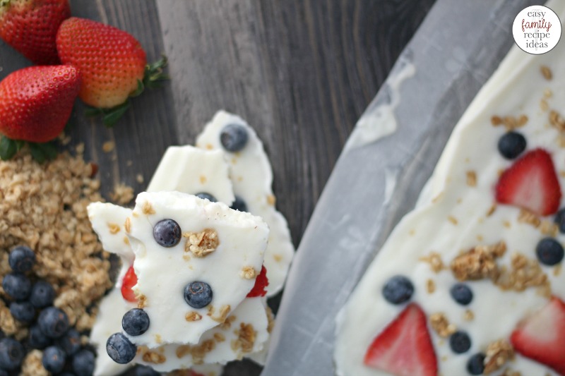 Delicious Healthy Yogurt Bark, This Healthy and easy to make Frozen Yogurt Bark is SOOO Tasty. A Red, white, and blue breakfast idea is perfect for summertime. Make a Yogurt Bark Recipe for a snack or dessert too.  