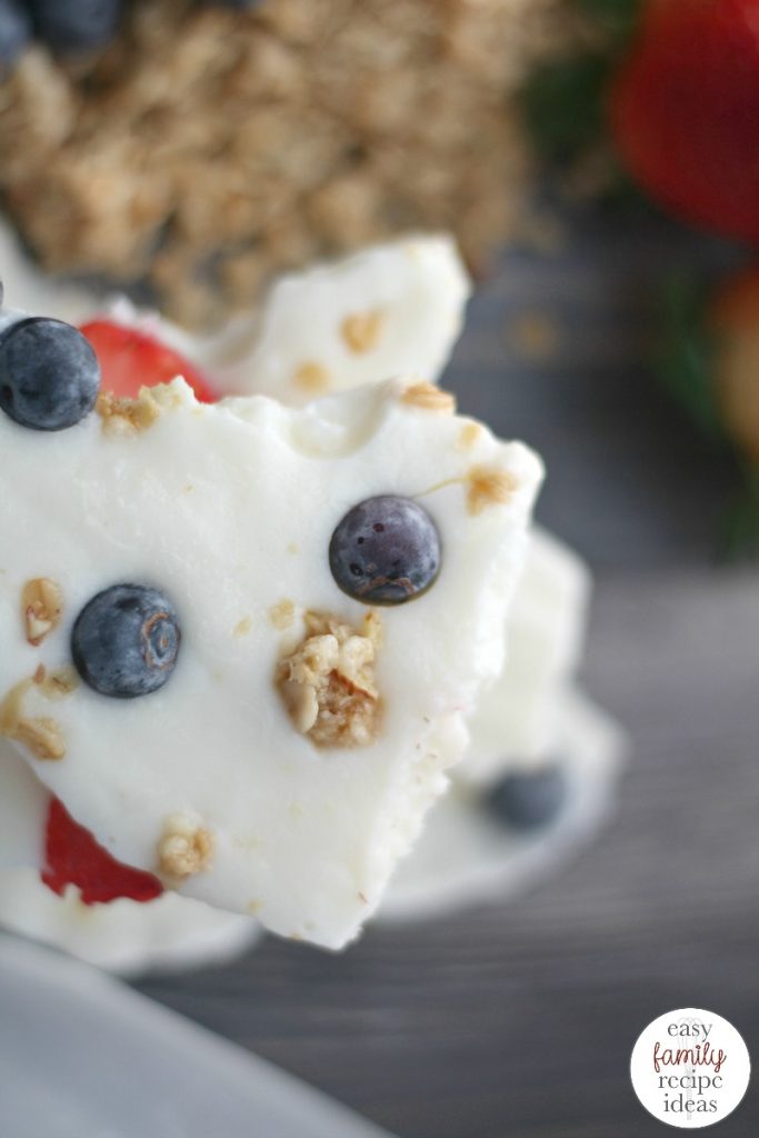 Delicious Healthy Yogurt Bark, This Healthy and easy to make Frozen Yogurt Bark is SOOO Tasty. A Red, white, and blue breakfast idea is perfect for summertime. Make a Yogurt Bark Recipe for a snack or dessert too.  