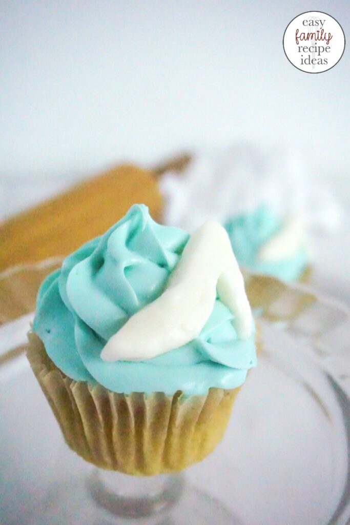These Cinderella Cupcakes are delicious and easy to make. Perfect for a princess party or just to have as a fun Disney dessert. Easy and Cute Birthday Cupcake Decorating Ideas for your Disney Birthday Party. Serve these yummy cupcakes up while watching Cinderella with the kids they will love them. 