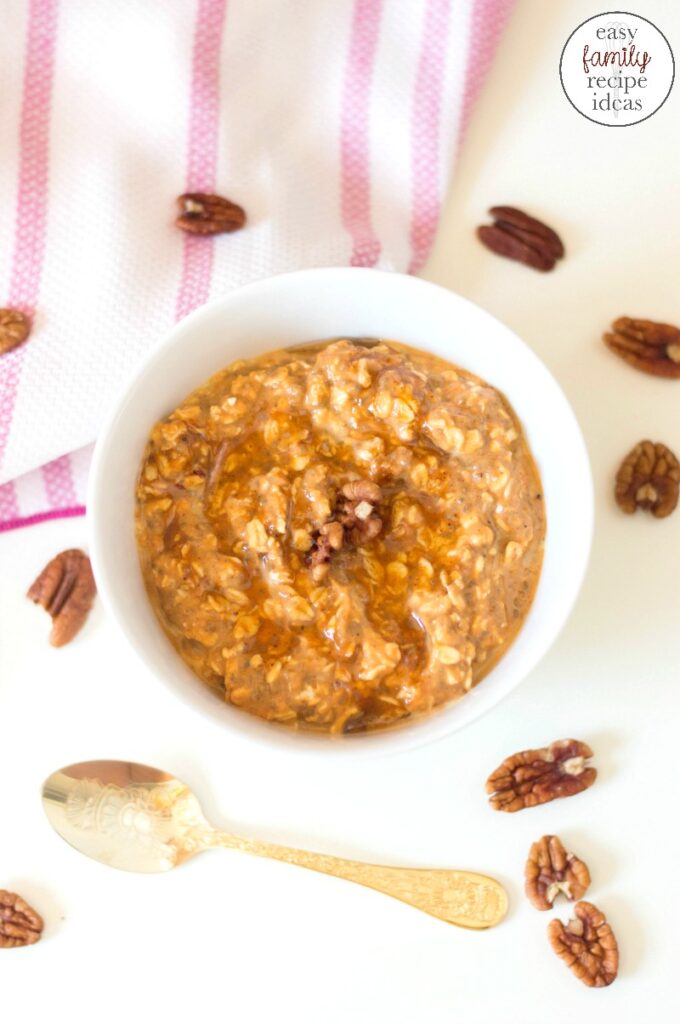 This Pumpkin Oatmeal Recipe is delicious and a great hearty breakfast. If you're looking for something easy and a perfect Fall Breakfast recipe you're going to love the taste of these Pumpkin Overnight Oats. Cinnamon pumpkin overnight oats, Pumpkin Pie Overnight Oats