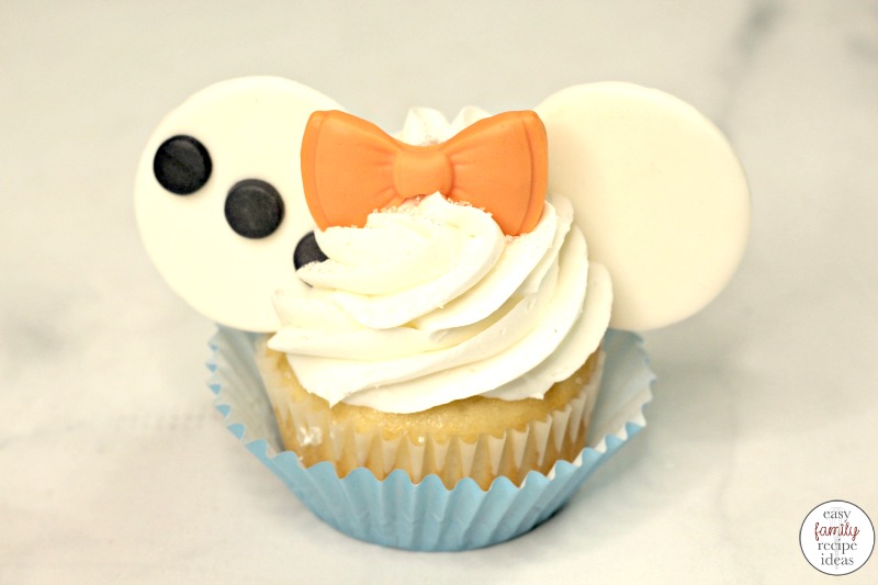 These Disney Olaf Cupcakes are so yummy. Have fun making and eating these adorable Disney cupcakes! Olaf Cupcakes are perfect for a Frozen Birthday Party Food. Every bite of this Frozen cupcake is so tasty, it's a really great treat to enjoy together as a family.