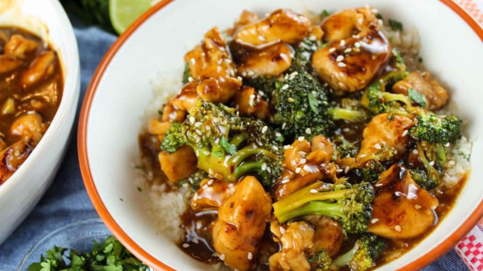 A bowl of chicken and broccoli in a sauce.